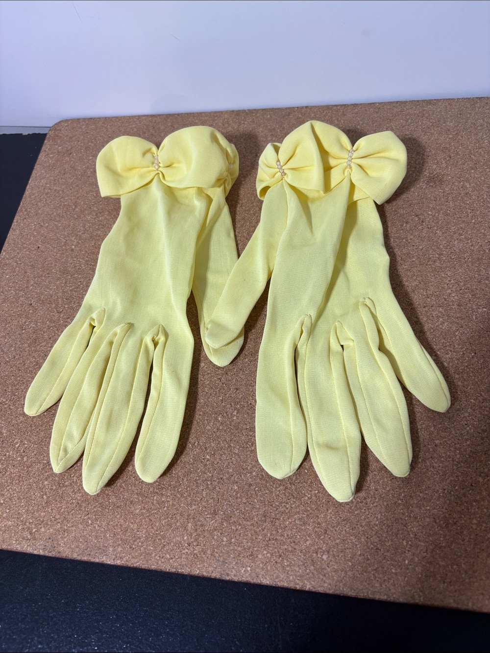 💐3/$15 Vintage Yellow Bow Accent Women's Gloves